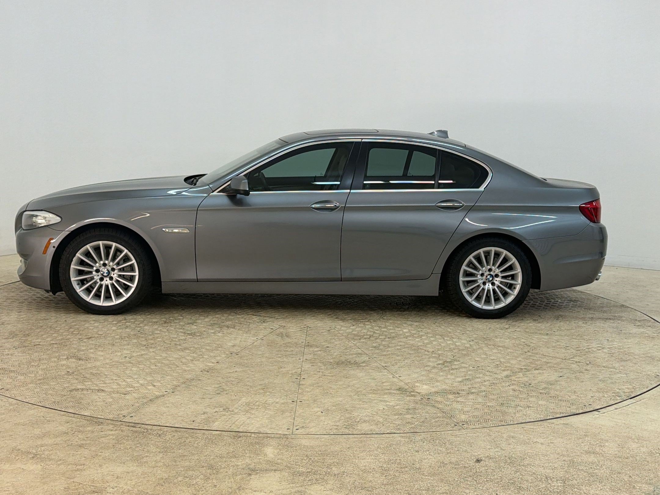 Used 2013 BMW 535i xDrive Sedan AWD/4WD image 2