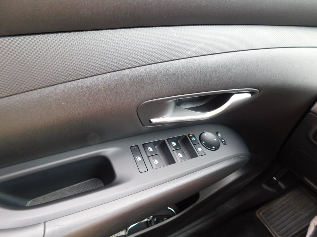 Used 2025 Hyundai Santa Cruz SE FWD image 24