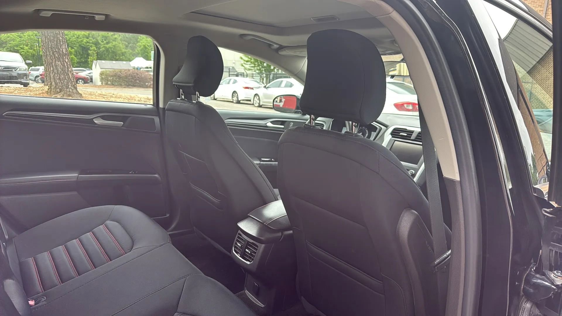 Used 2016 Ford Fusion SE FWD image 18