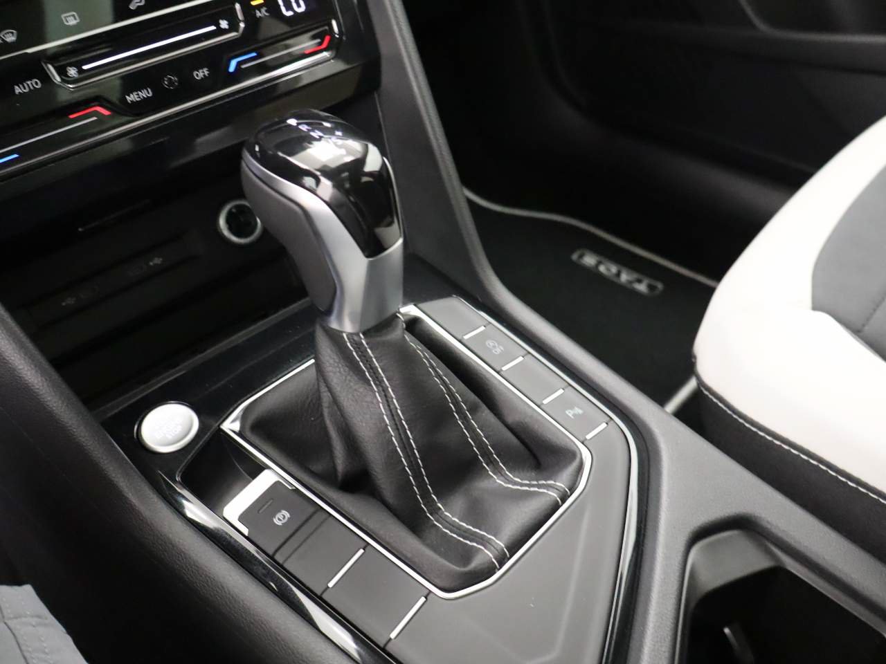 New 2026 Volkswagen Taos SE FWD image 8