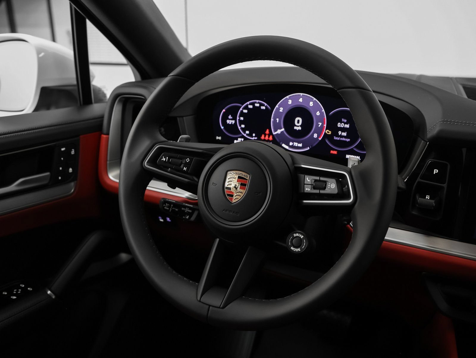 Certified 2025 Porsche Cayenne Coupe AWD/4WD image 32