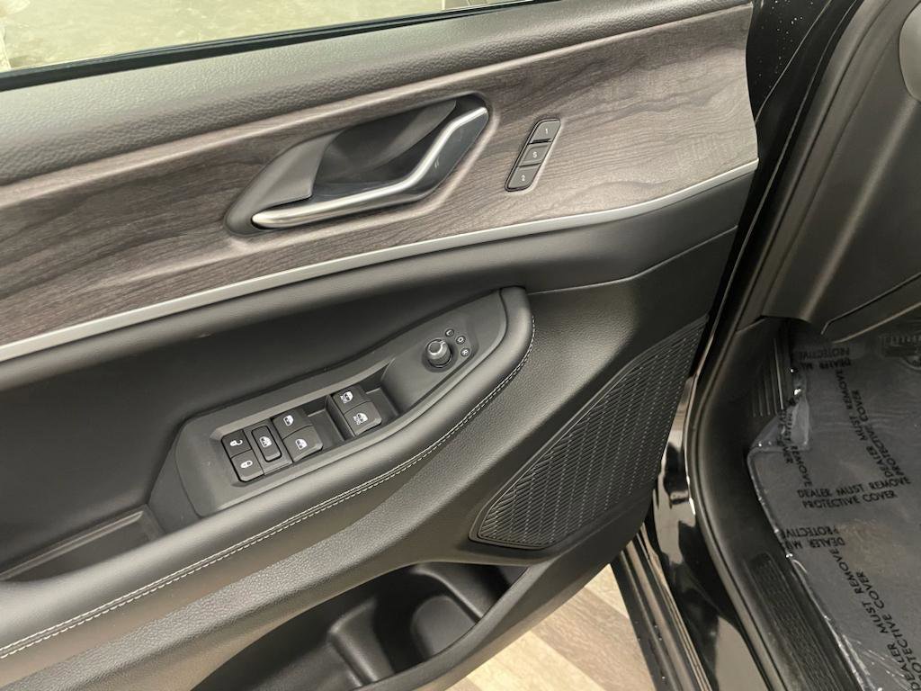 New 2025 Jeep Grand Cherokee L Limited w/ Luxury Tech Group II image 11