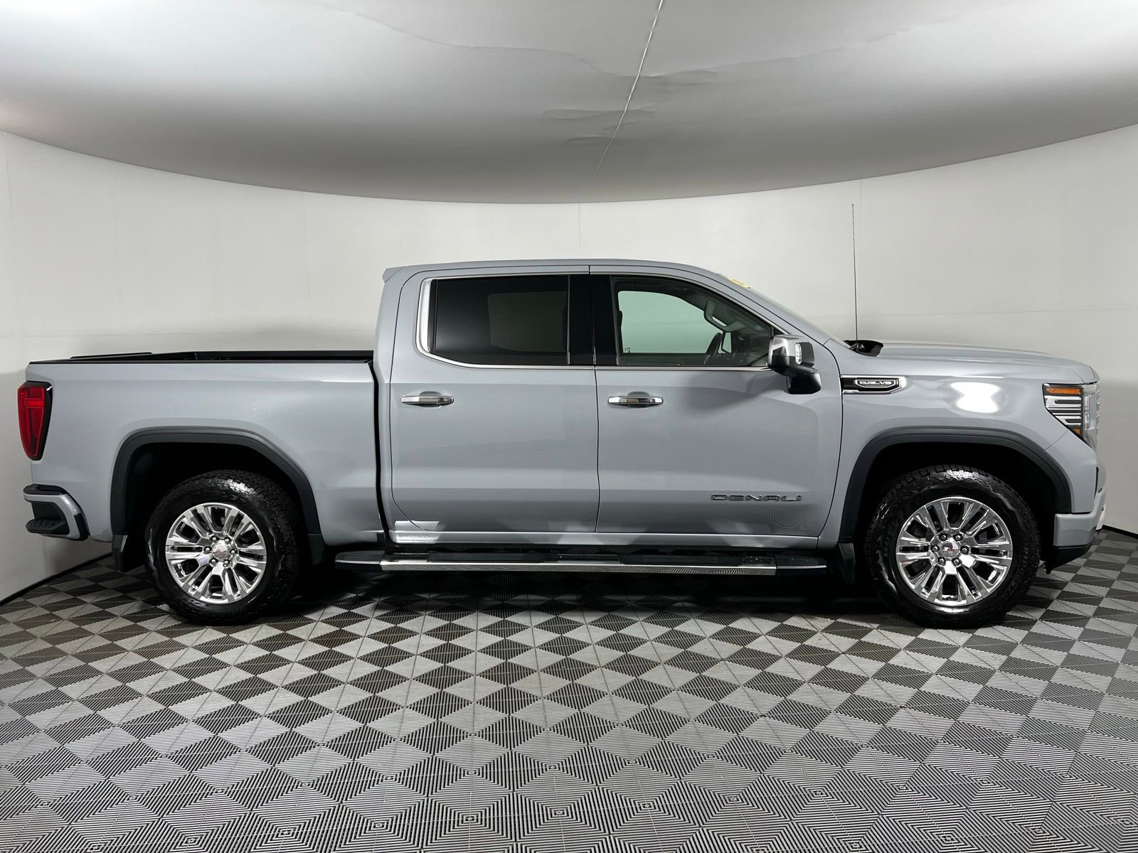 Used 2025 GMC Sierra 1500 Denali AWD/4WD image 4