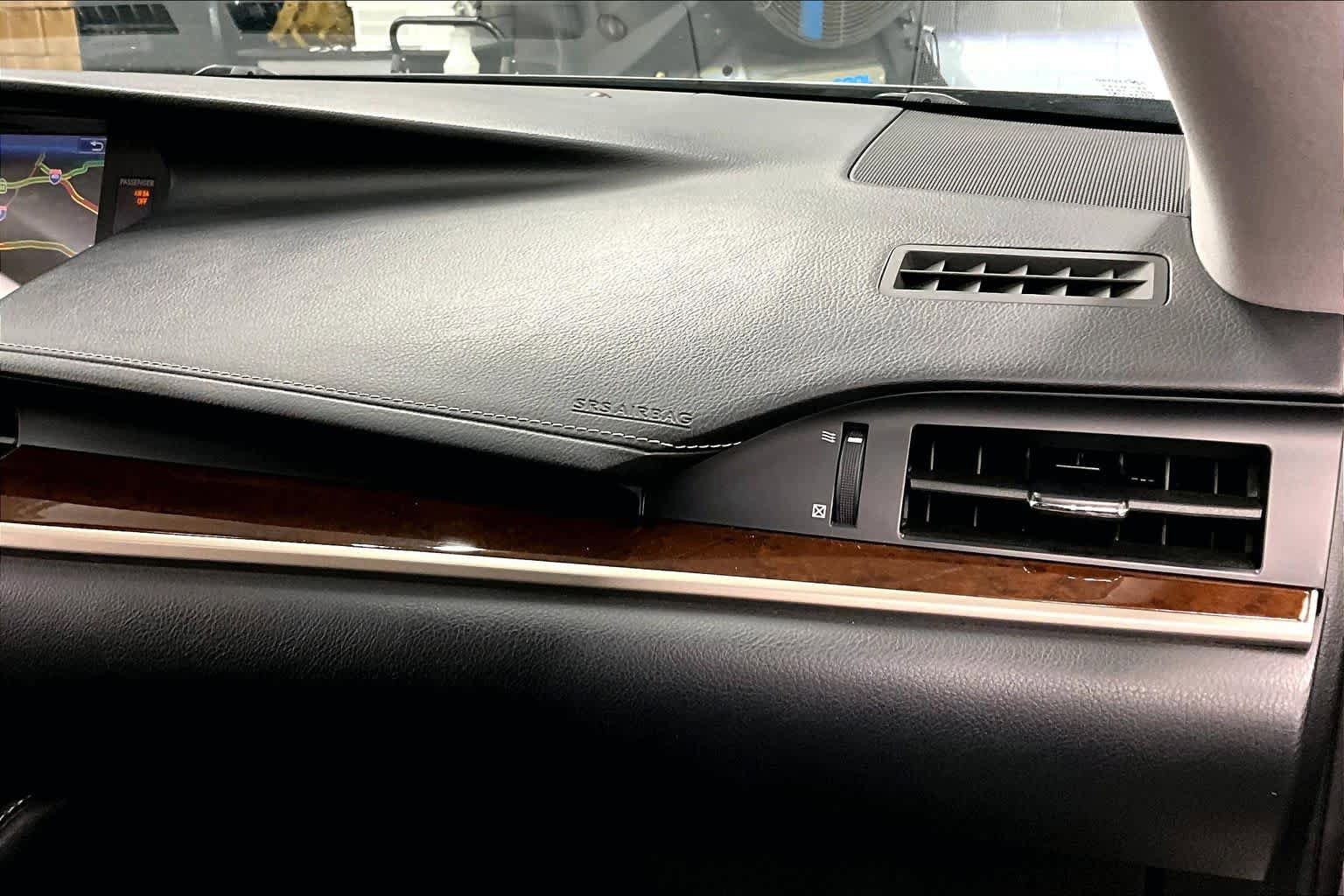 Used 2016 Lexus ES 300h w/ Luxury Package w/Wood Trim FWD image 18