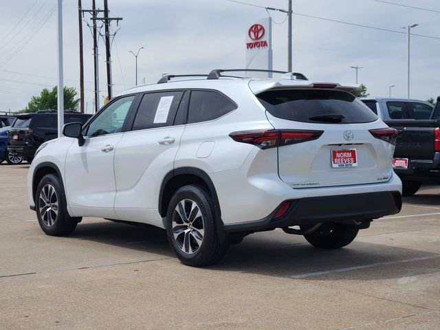 Used 2024 Toyota Highlander XLE AWD/4WD image 4