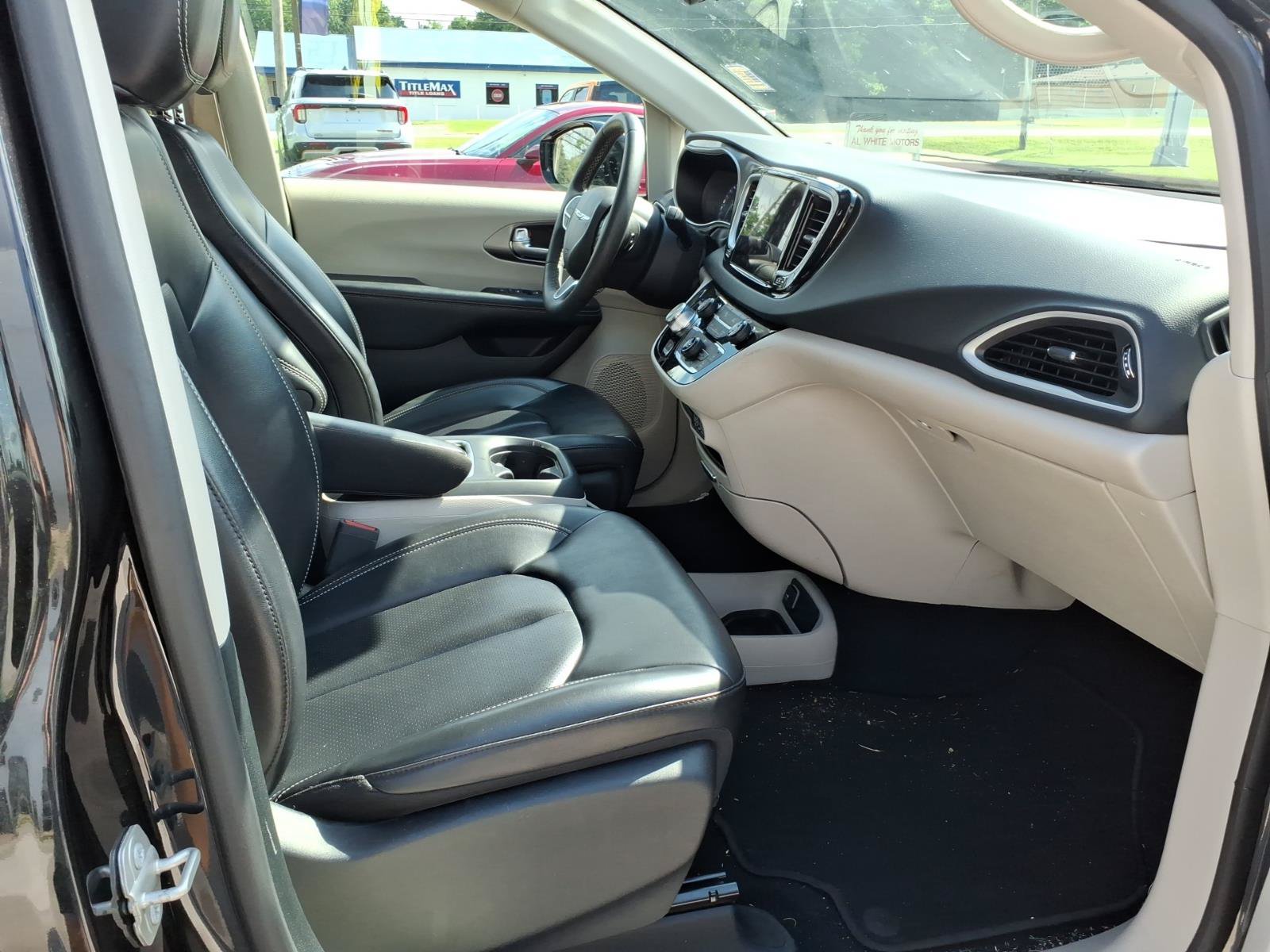 Used 2024 Chrysler Pacifica Touring-L FWD image 7