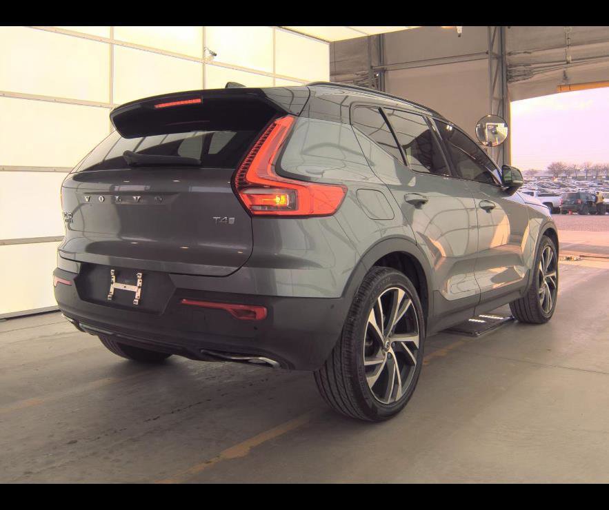 Used 2019 Volvo XC40 T4 R-Design image 9