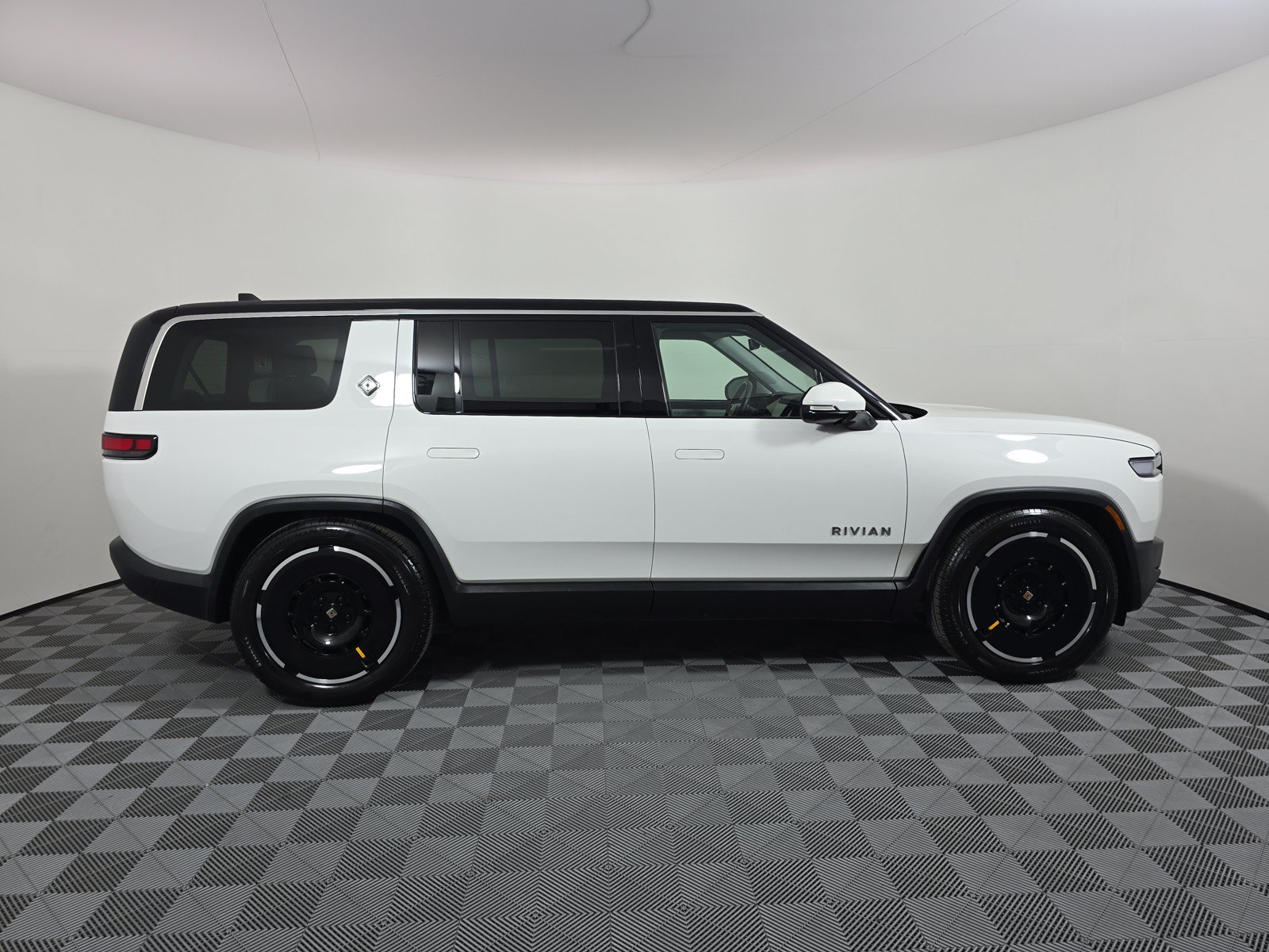 Used 2025 Rivian R1S Adventure AWD/4WD image 6