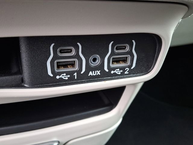 Used 2024 Chrysler Pacifica Touring-L image 19