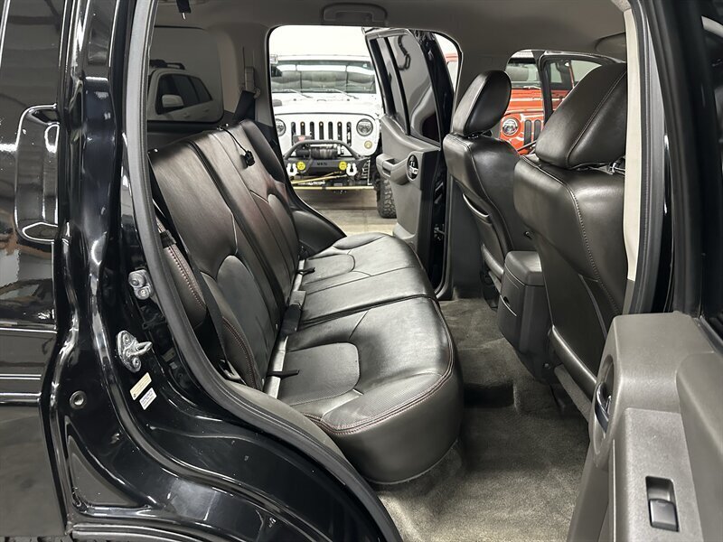 Used 2011 Nissan Xterra PRO-4X w/ Pro-4x Leather Pkg AWD/4WD image 16