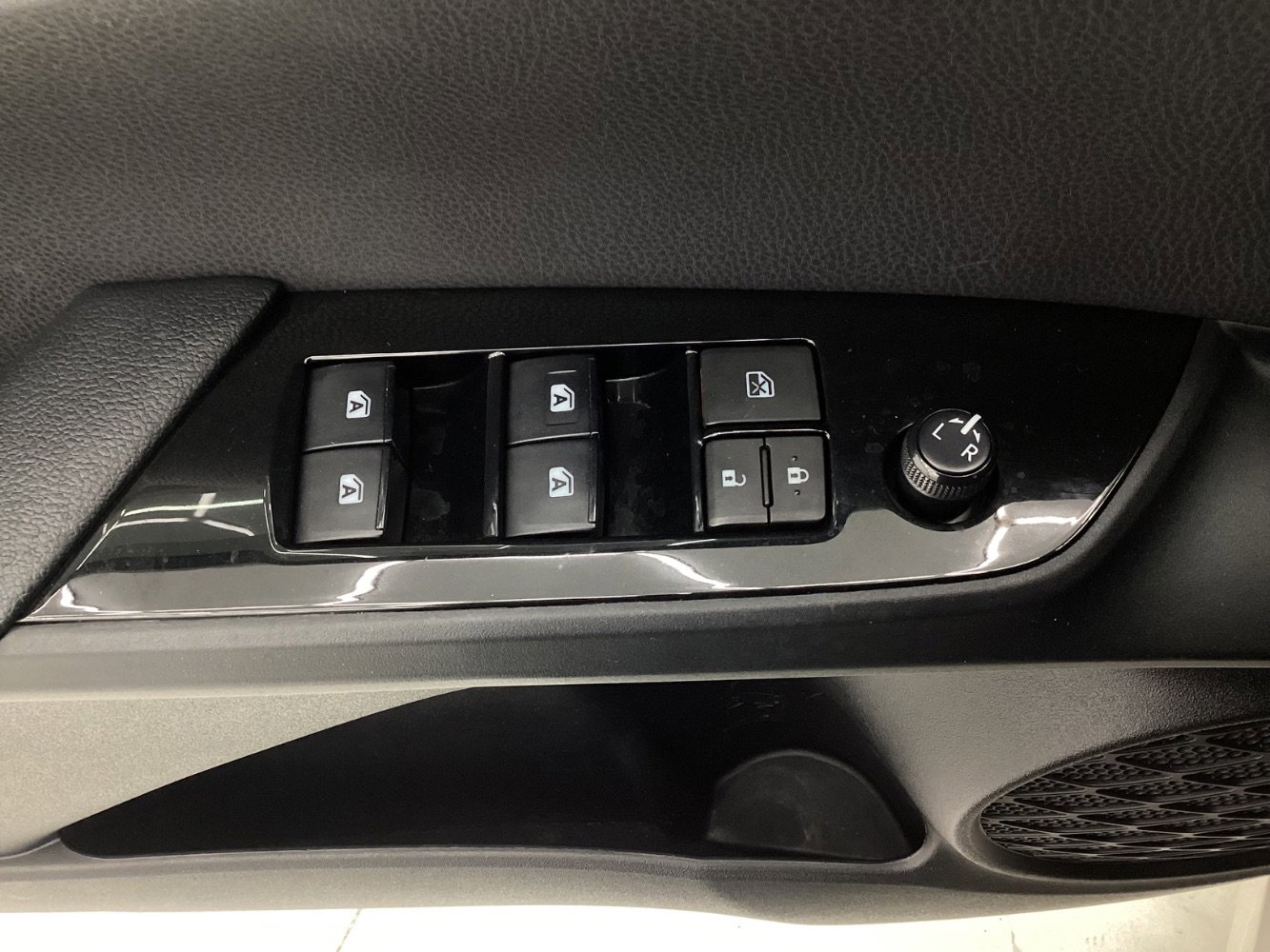 Used 2017 Toyota Prius Prime Premium w/ Carpet Mat Package image 36