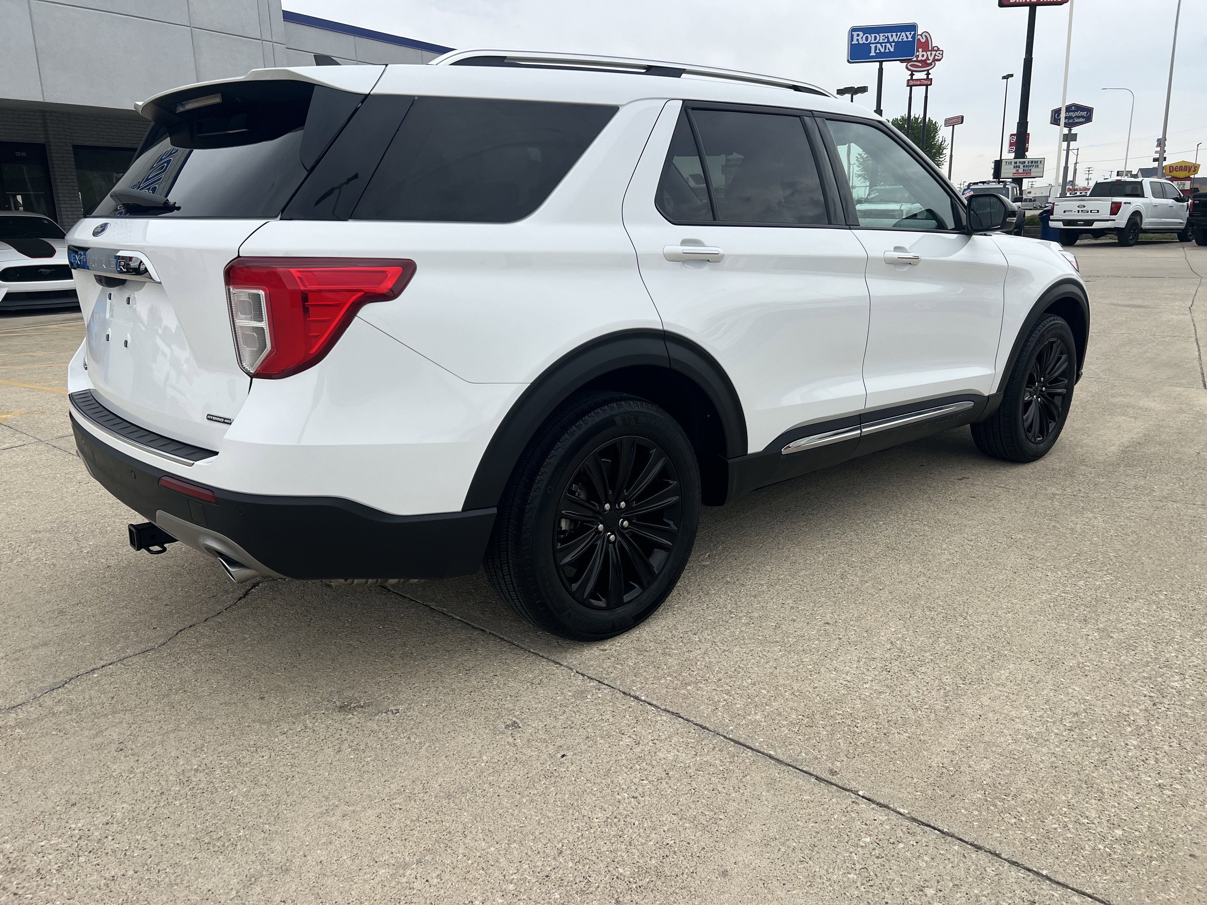 Used 2023 Ford Explorer Limited w/ Hybrid Equipment Group 310A image 4