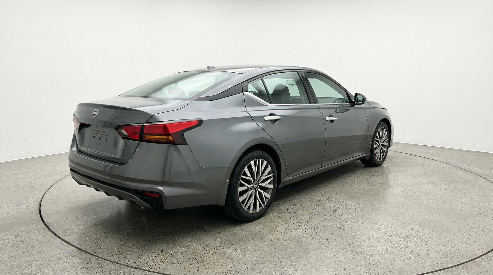 Used 2025 Nissan Altima 2.5 SV FWD image 9