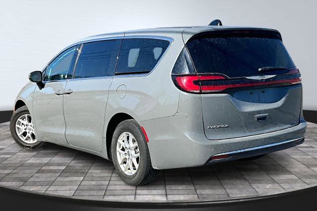 Used 2023 Chrysler Pacifica Touring-L image 2