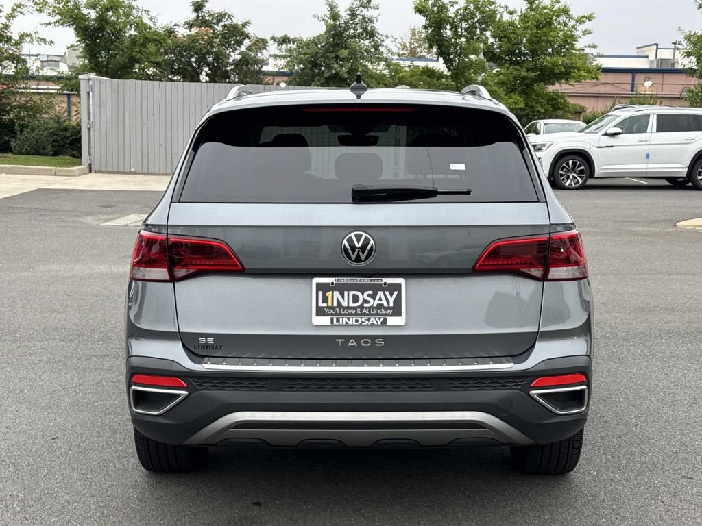 Used 2023 Volkswagen Taos SE w/ Panoramic Sunroof Package FWD image 4