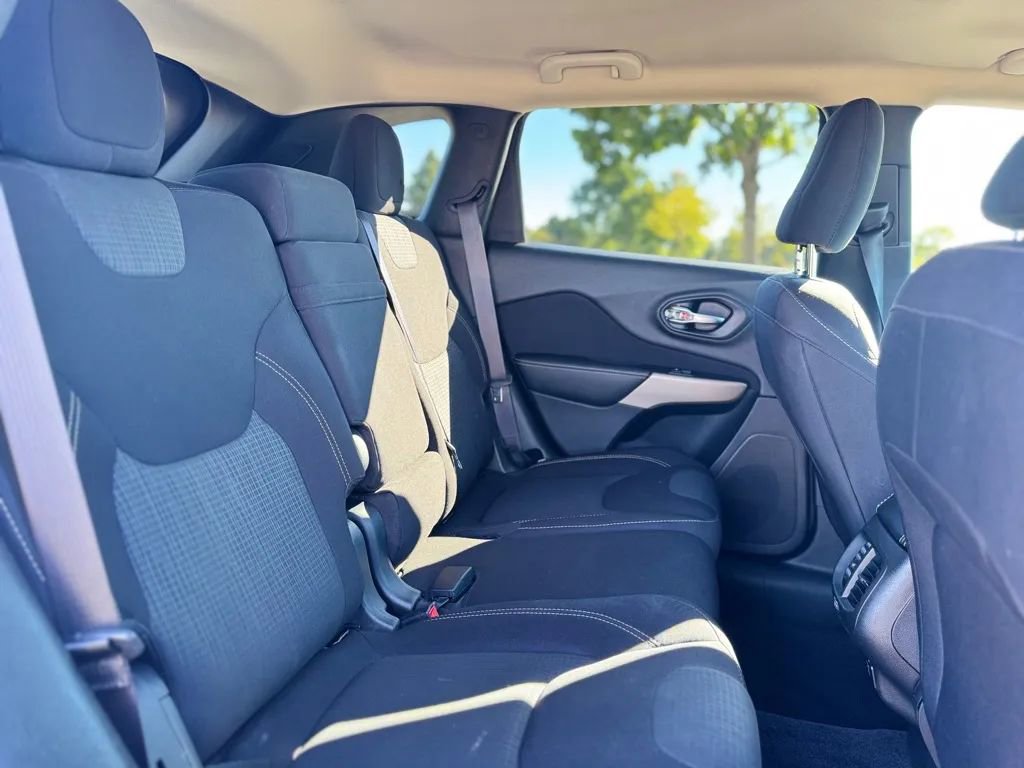 Used 2017 Jeep Cherokee Latitude w/ Cold Weather Group image 15