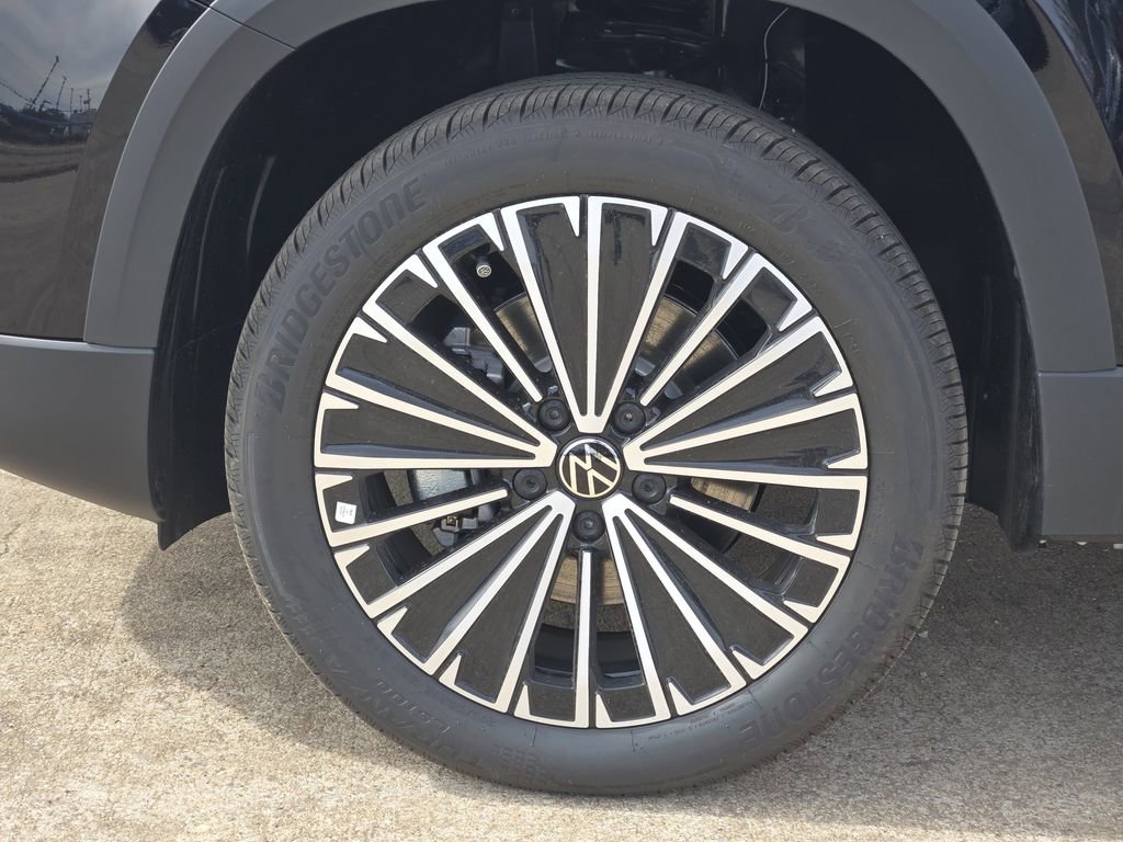 New 2026 Volkswagen Taos SE image 10