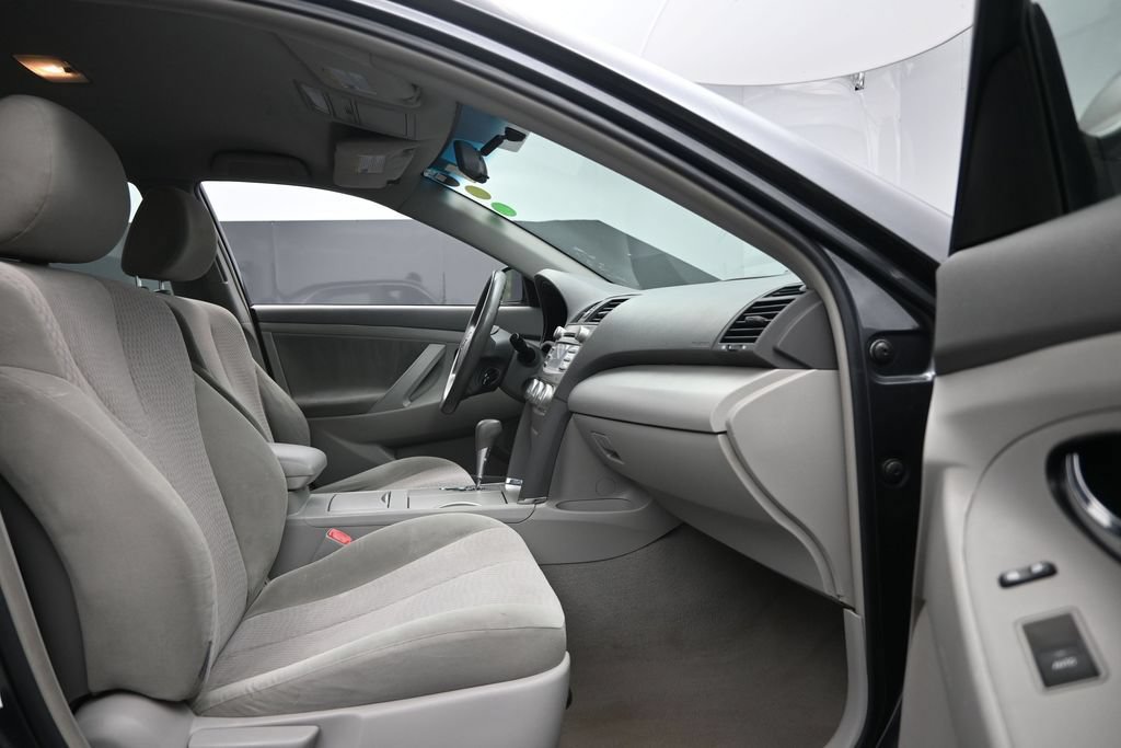 Used 2010 Toyota Camry LE FWD image 21