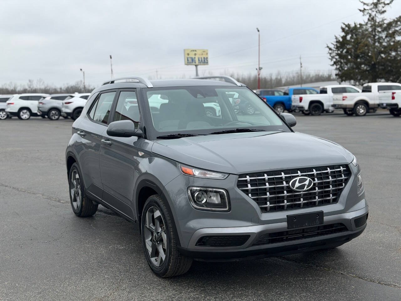 Used 2021 Hyundai Venue SEL FWD image 4