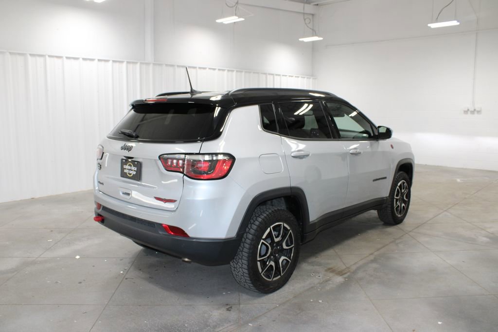 Used 2025 Jeep Compass Trailhawk AWD/4WD image 9