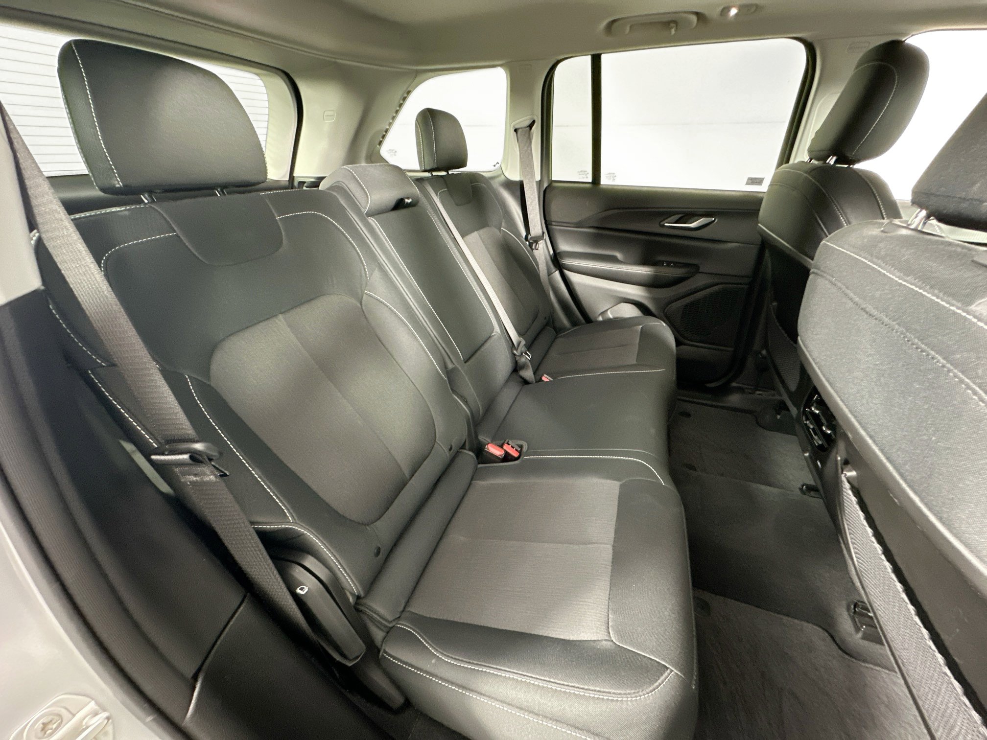 Used 2024 Jeep Grand Cherokee Laredo X image 25