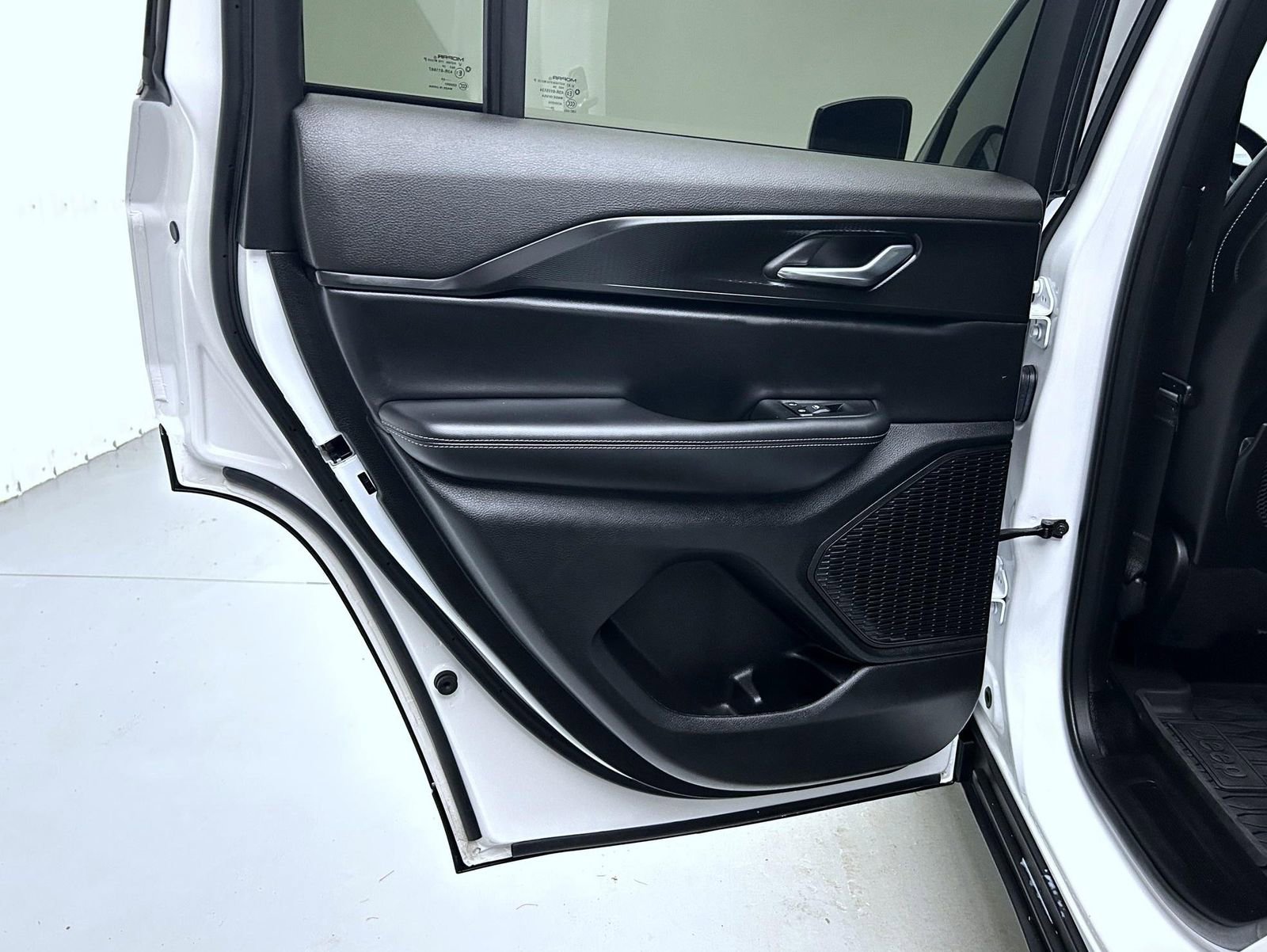 Used 2025 Jeep Grand Cherokee Altitude image 20