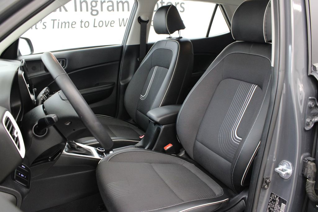 Used 2025 Hyundai Venue Limited FWD image 15