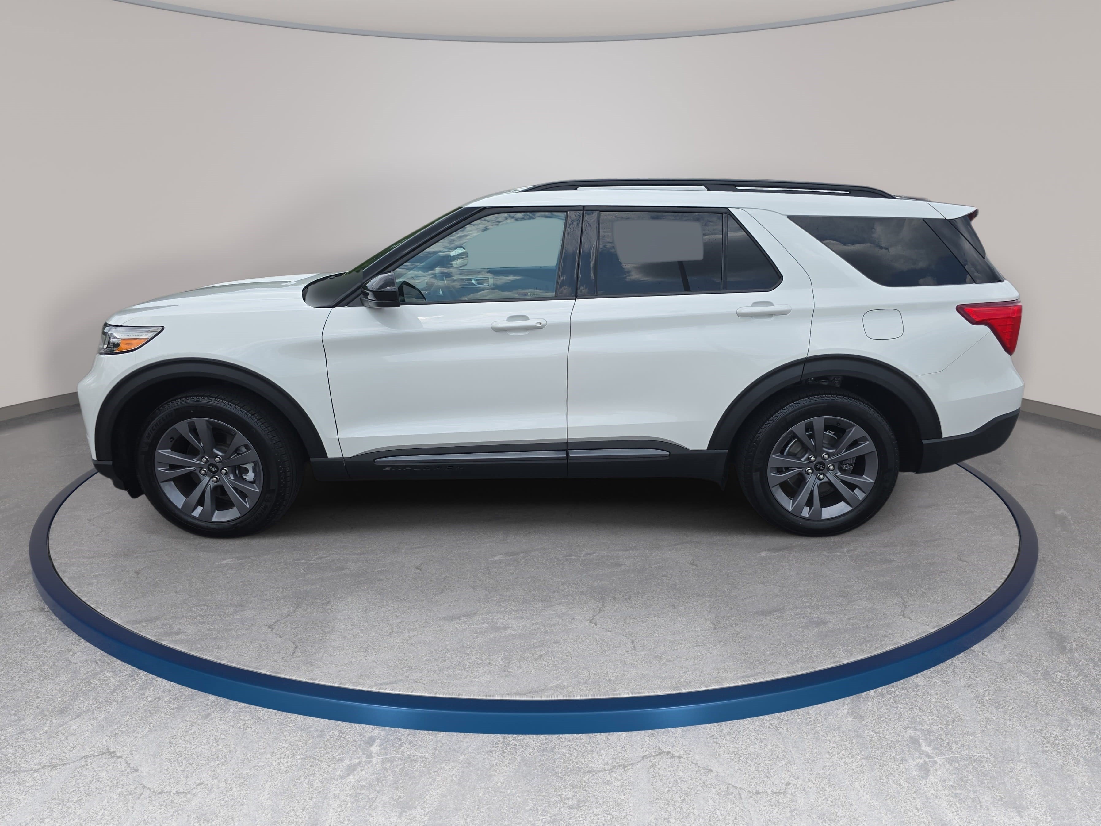 Used 2023 Ford Explorer XLT w/ Equipment Group 202A RWD image 8