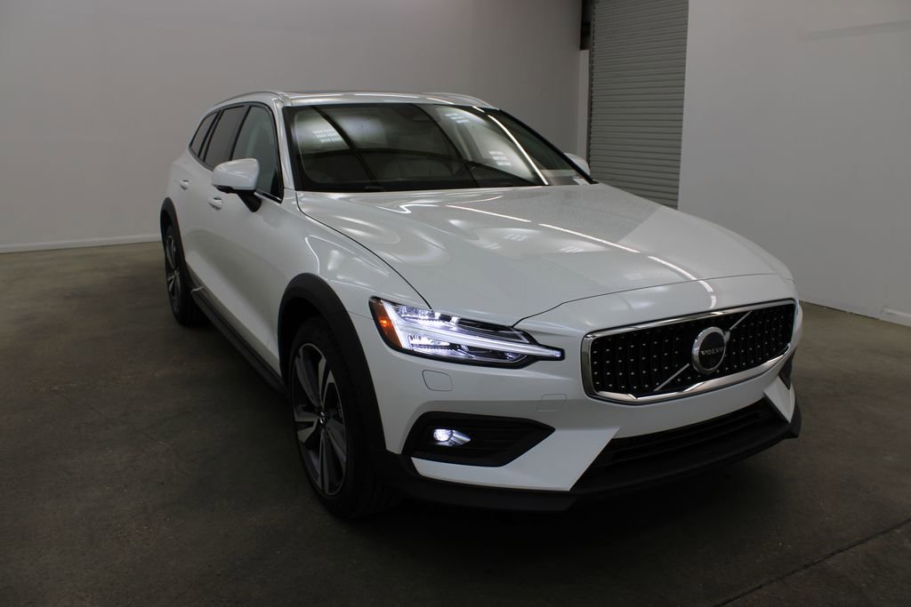 New 2026 Volvo V60 B5 Cross Country Plus w/ Climate Package AWD/4WD image 6