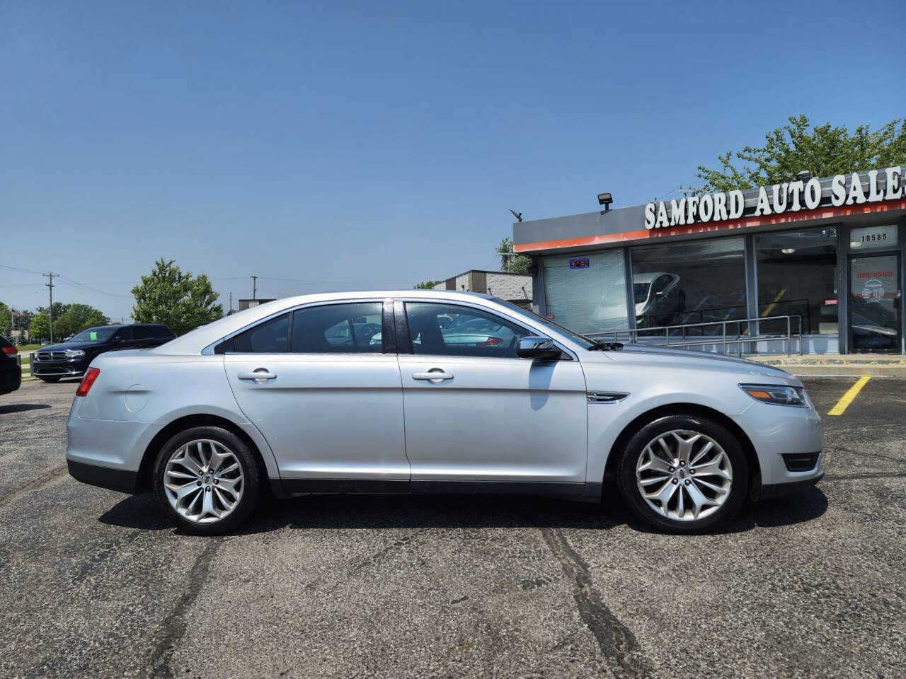 Used 2019 Ford Taurus Limited image 8