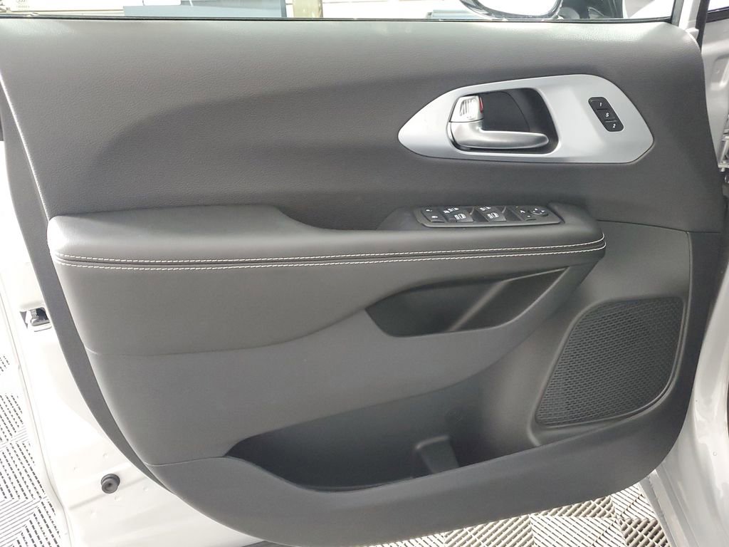 New 2026 Chrysler Pacifica Limited image 27