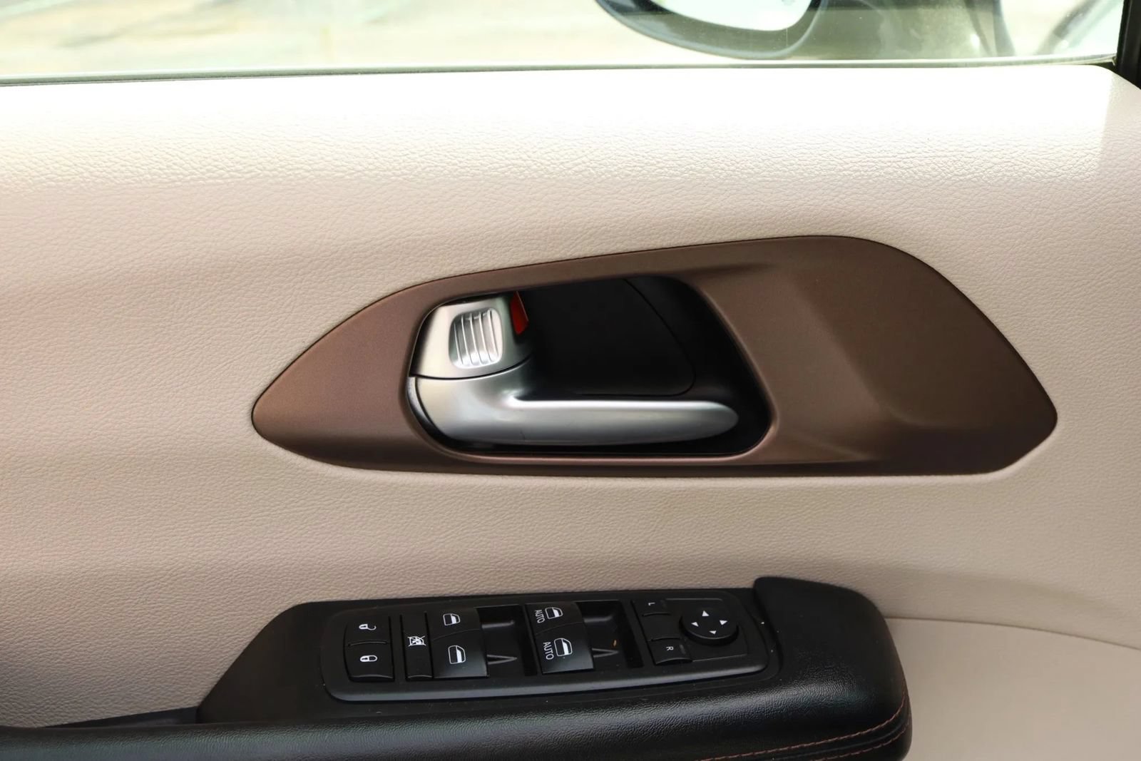 Used 2018 Chrysler Pacifica Touring-L FWD image 10