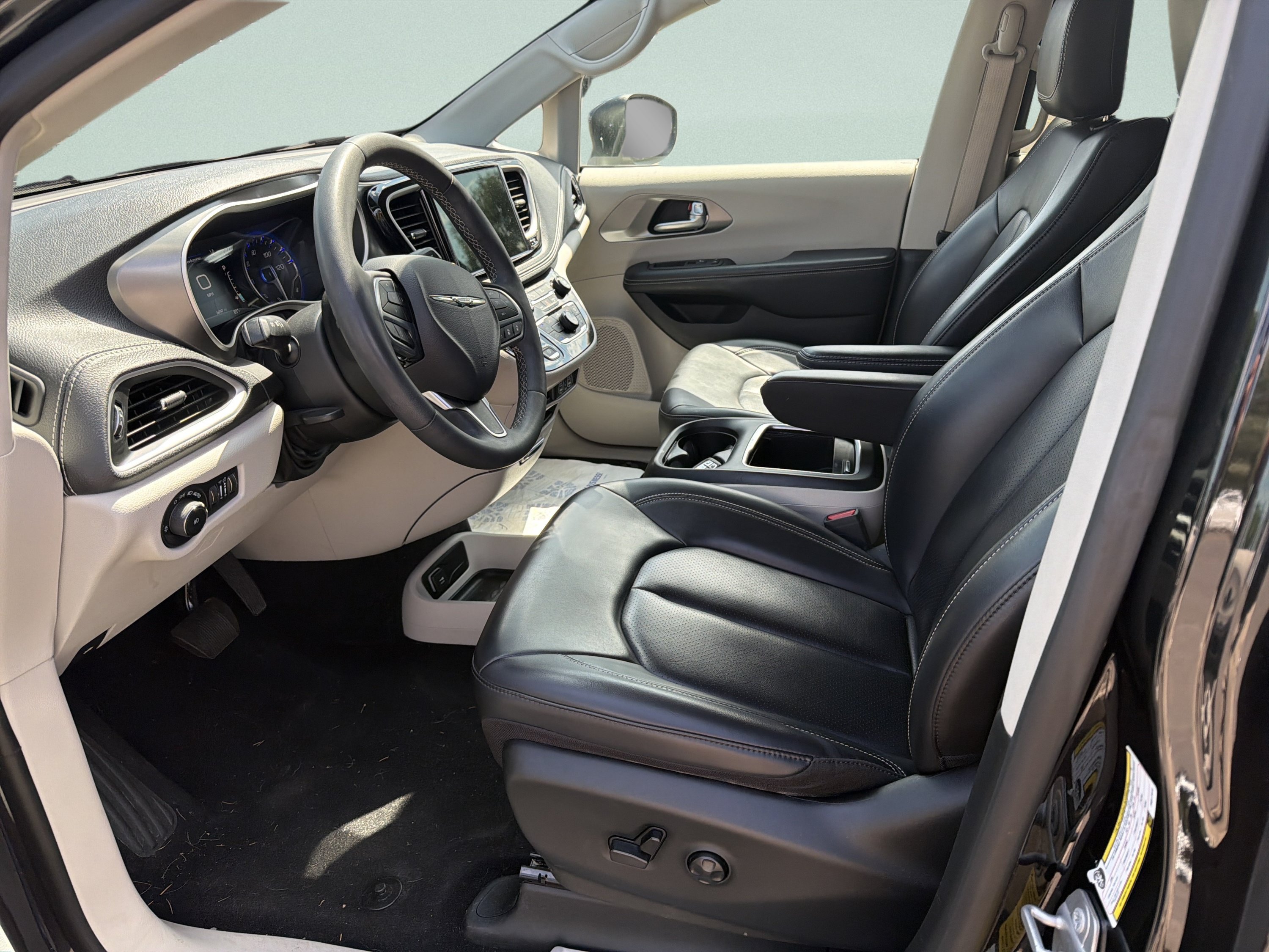 Used 2023 Chrysler Pacifica Touring-L FWD image 14