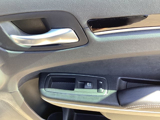 Used 2023 Chrysler 300 C RWD image 39