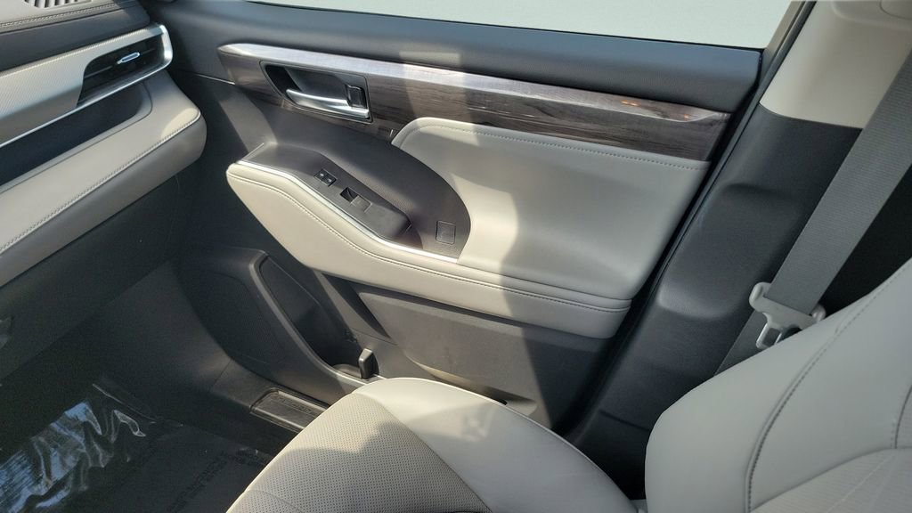 Used 2022 Toyota Highlander Platinum FWD image 13