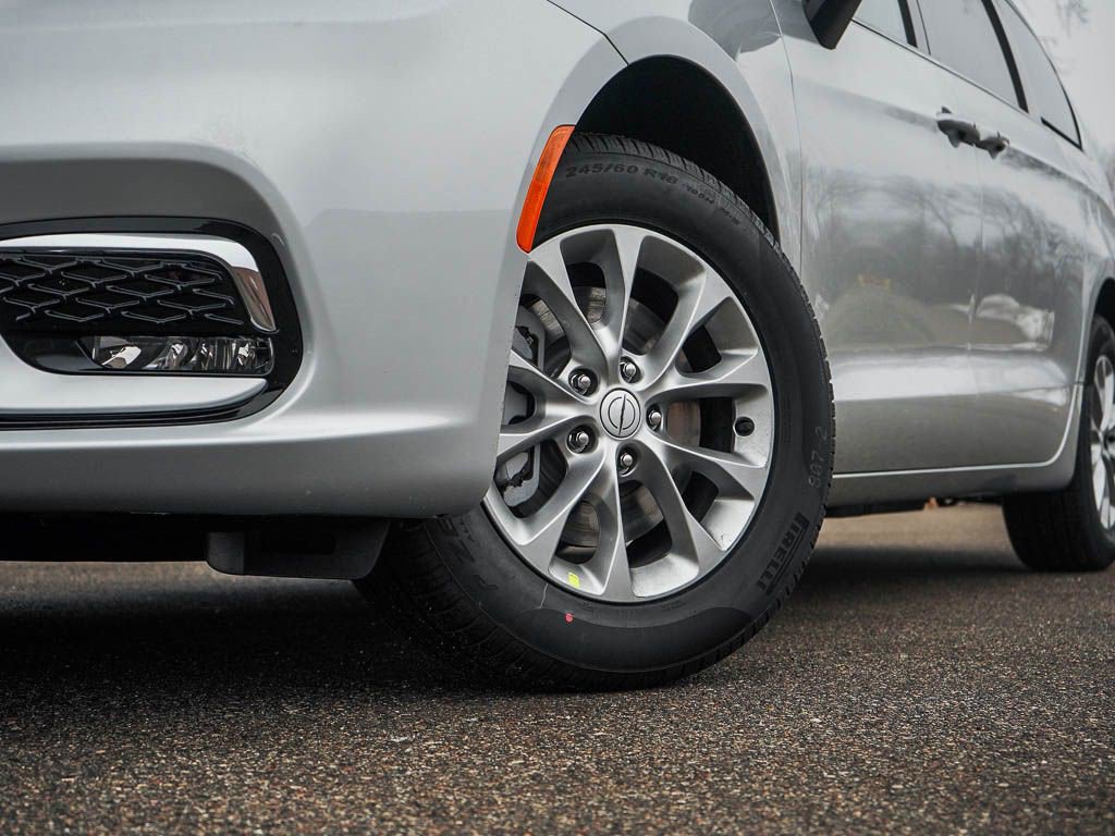 New 2026 Chrysler Pacifica Select AWD/4WD image 6