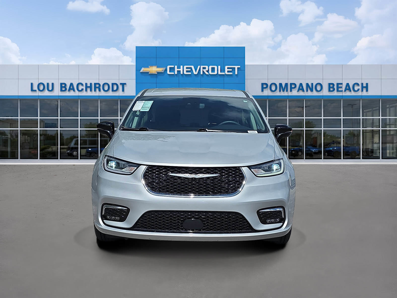 Used 2024 Chrysler Pacifica Touring-L FWD image 2