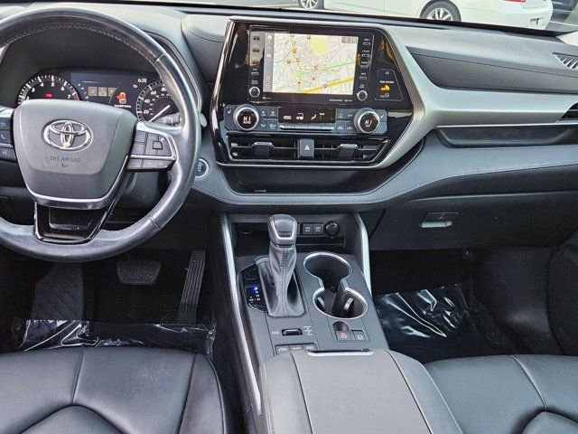 Used 2021 Toyota Highlander XLE AWD/4WD image 11