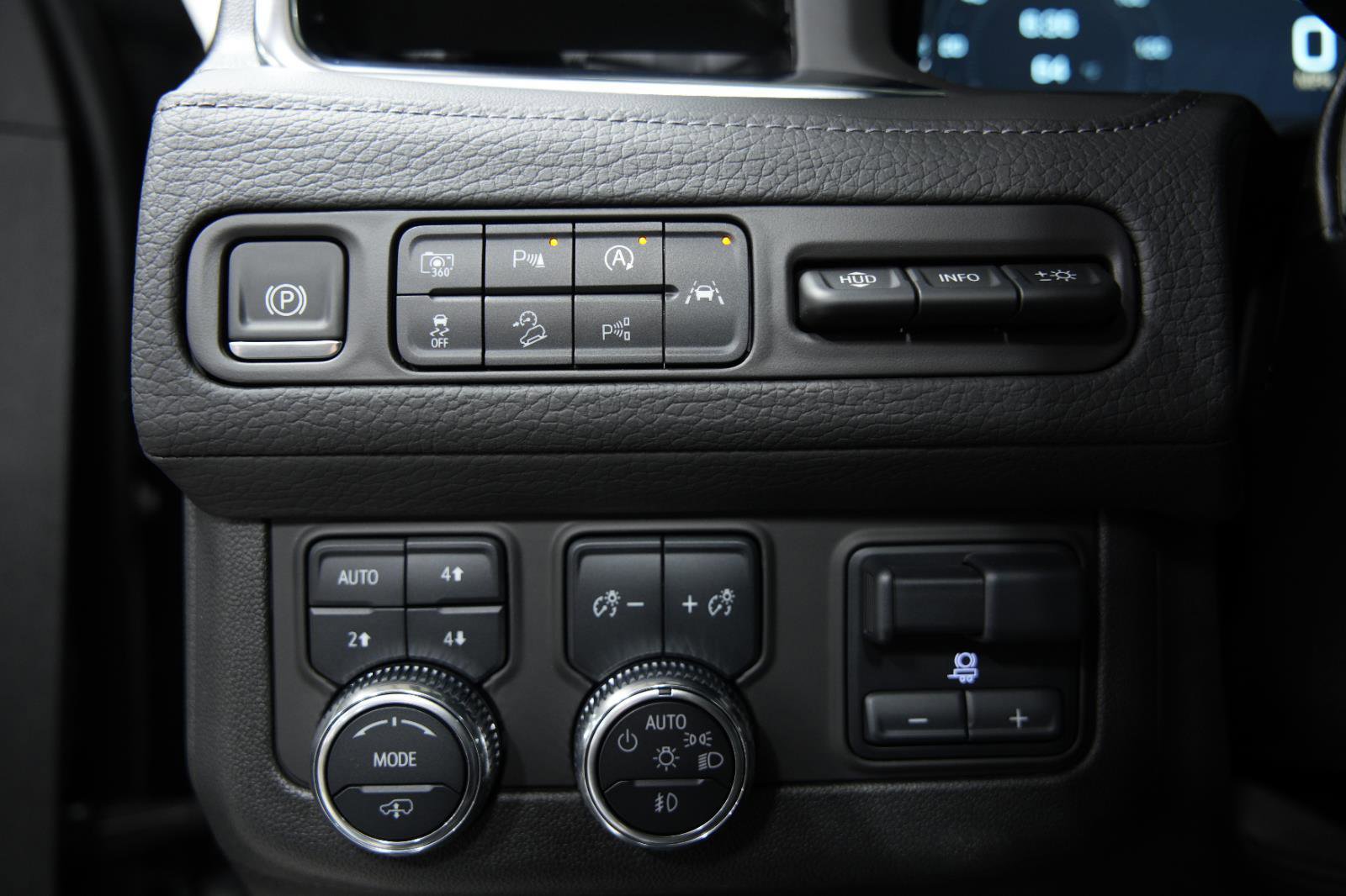 Used 2024 GMC Yukon Denali w/ Advanced Technology Package image 34