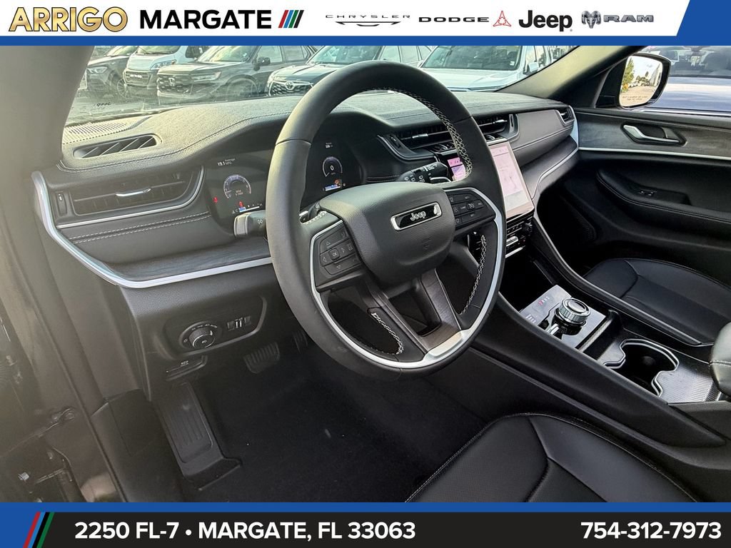 Used 2025 Jeep Grand Cherokee Limited w/ Luxury Tech Group II AWD/4WD image 10