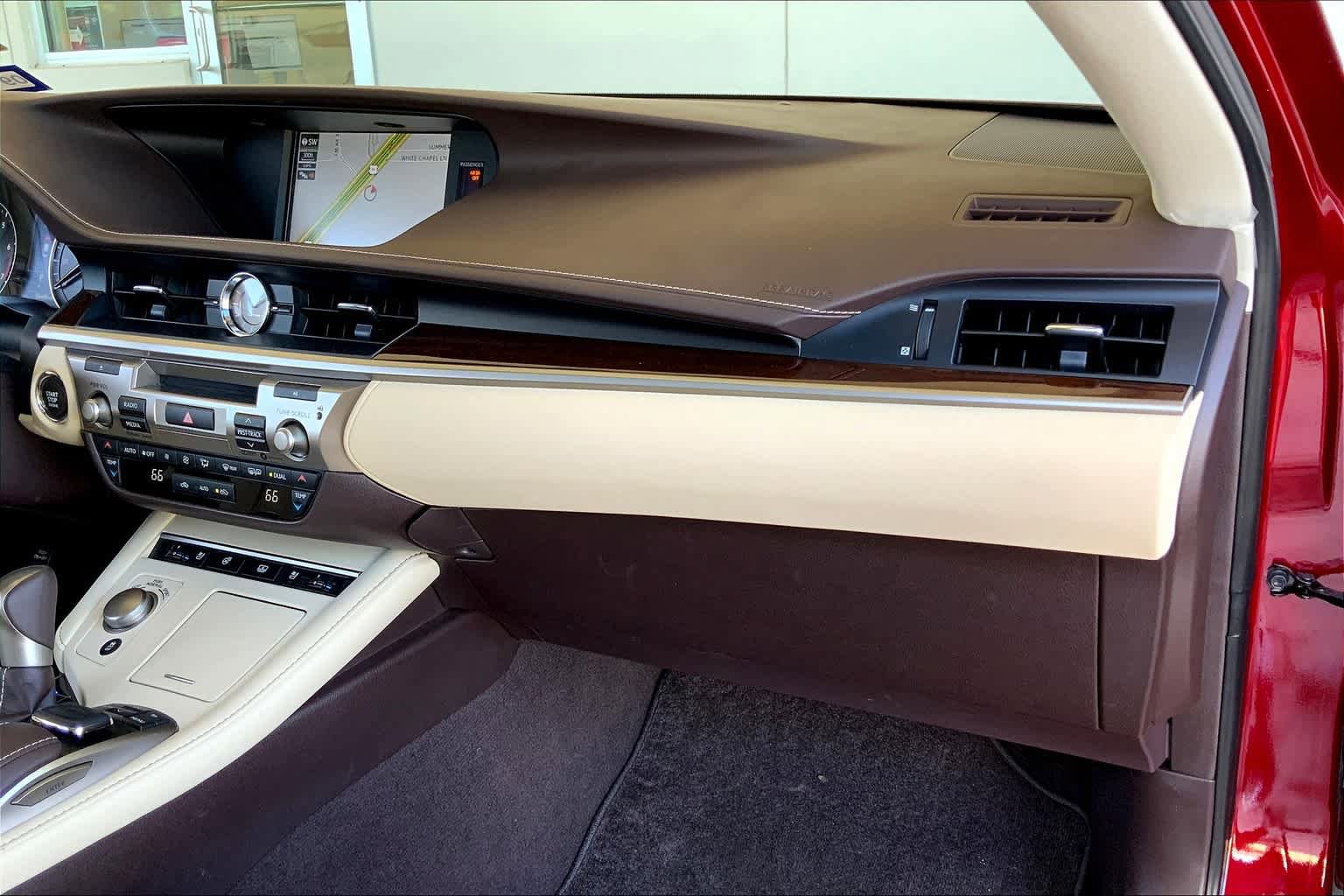 Used 2018 Lexus ES 350 w/ Luxury Package w/Wood Trim FWD image 19