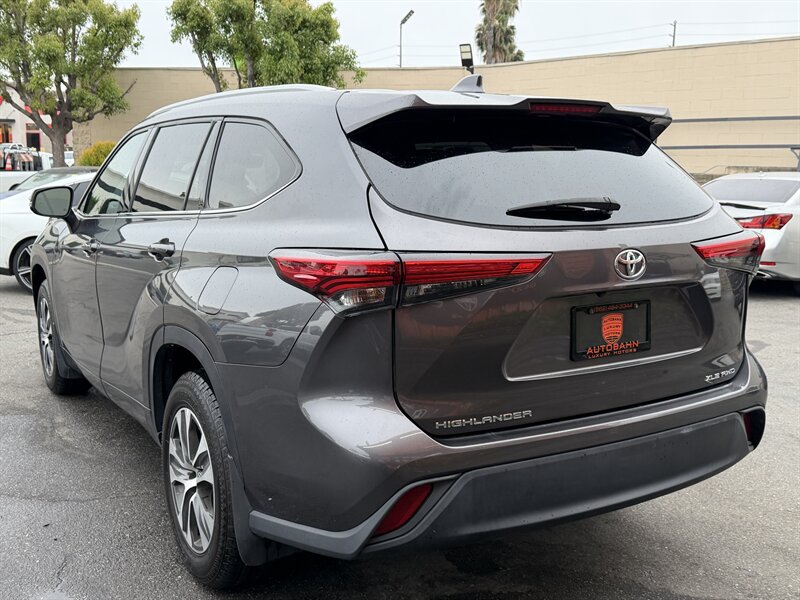 Used 2022 Toyota Highlander XLE AWD/4WD image 16