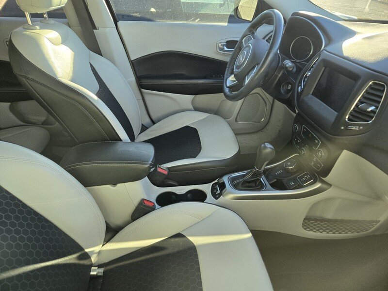 Used 2018 Jeep Compass Latitude w/ Popular Equipment Group AWD/4WD image 3