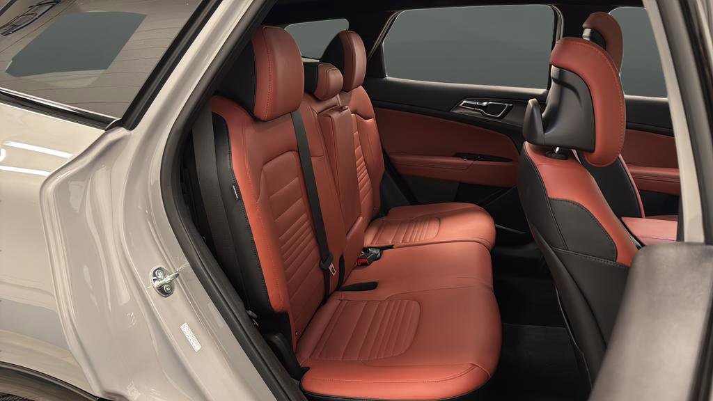 Used 2025 Kia Sportage SX image 26