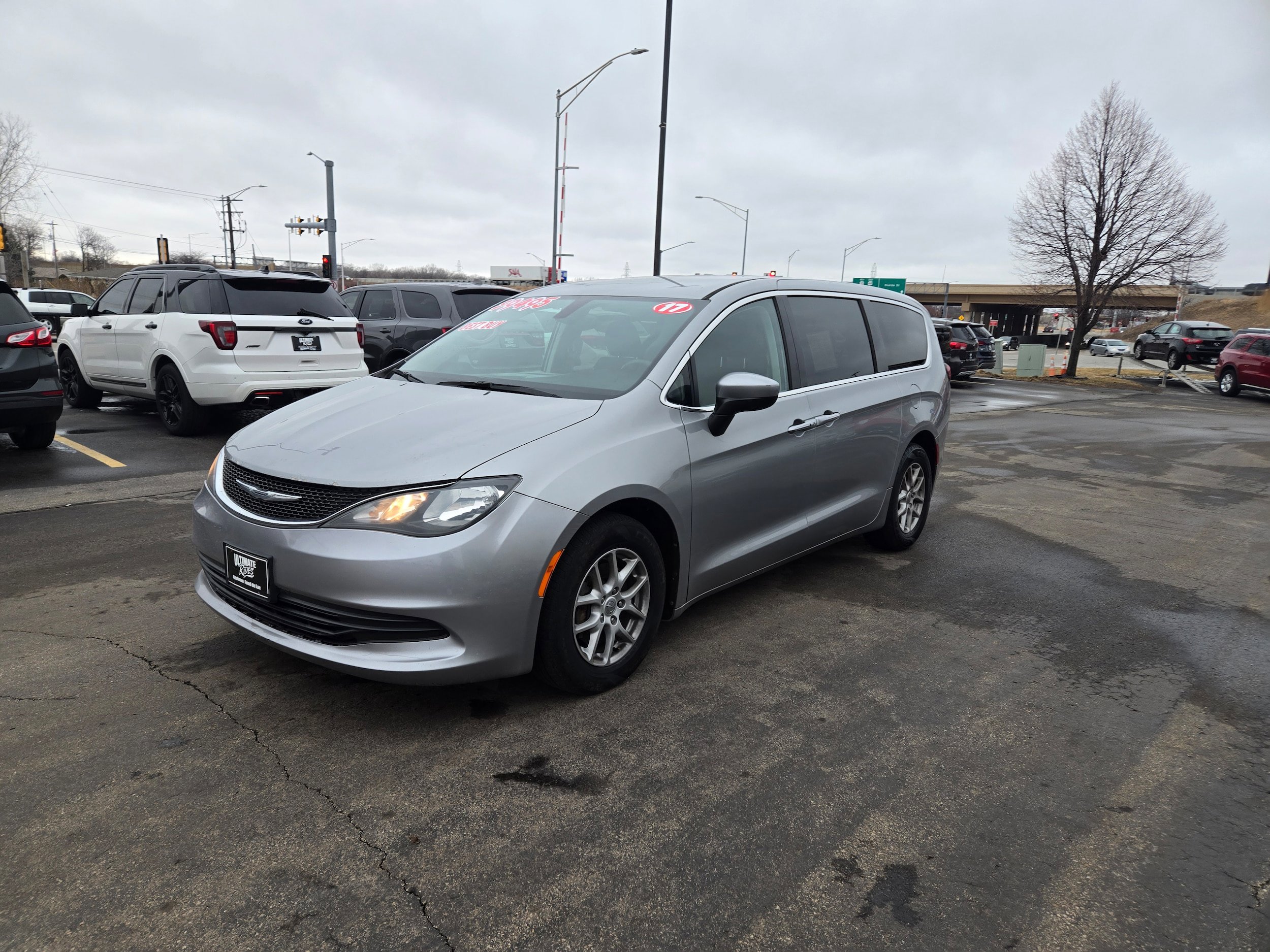 Used 2017 Chrysler Pacifica LX FWD image 3
