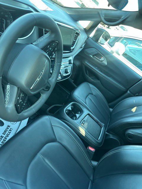 Used 2023 Chrysler Pacifica Touring-L w/ S Appearance Package AWD/4WD image 12