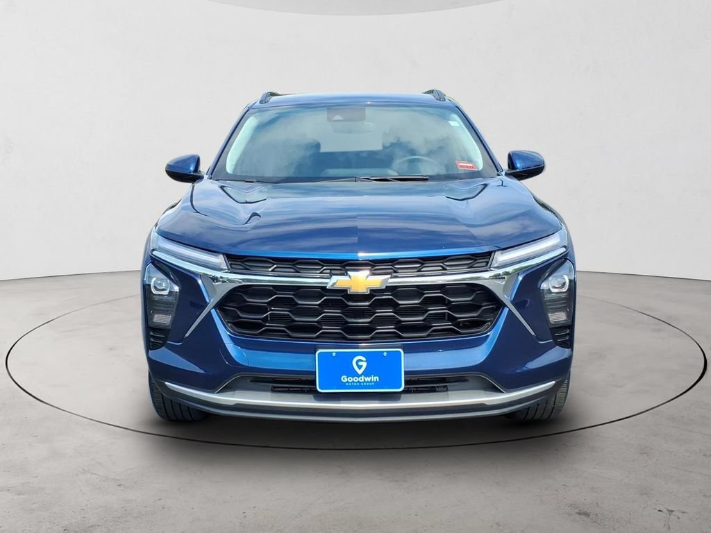 Used 2024 Chevrolet Trax LT w/ Driver Confidence Package FWD image 2