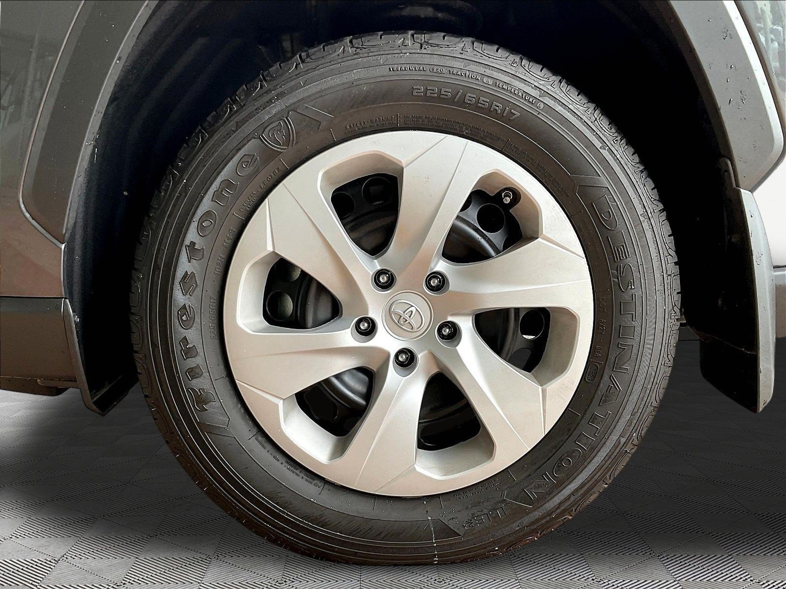 Used 2023 Toyota RAV4 LE AWD/4WD image 32
