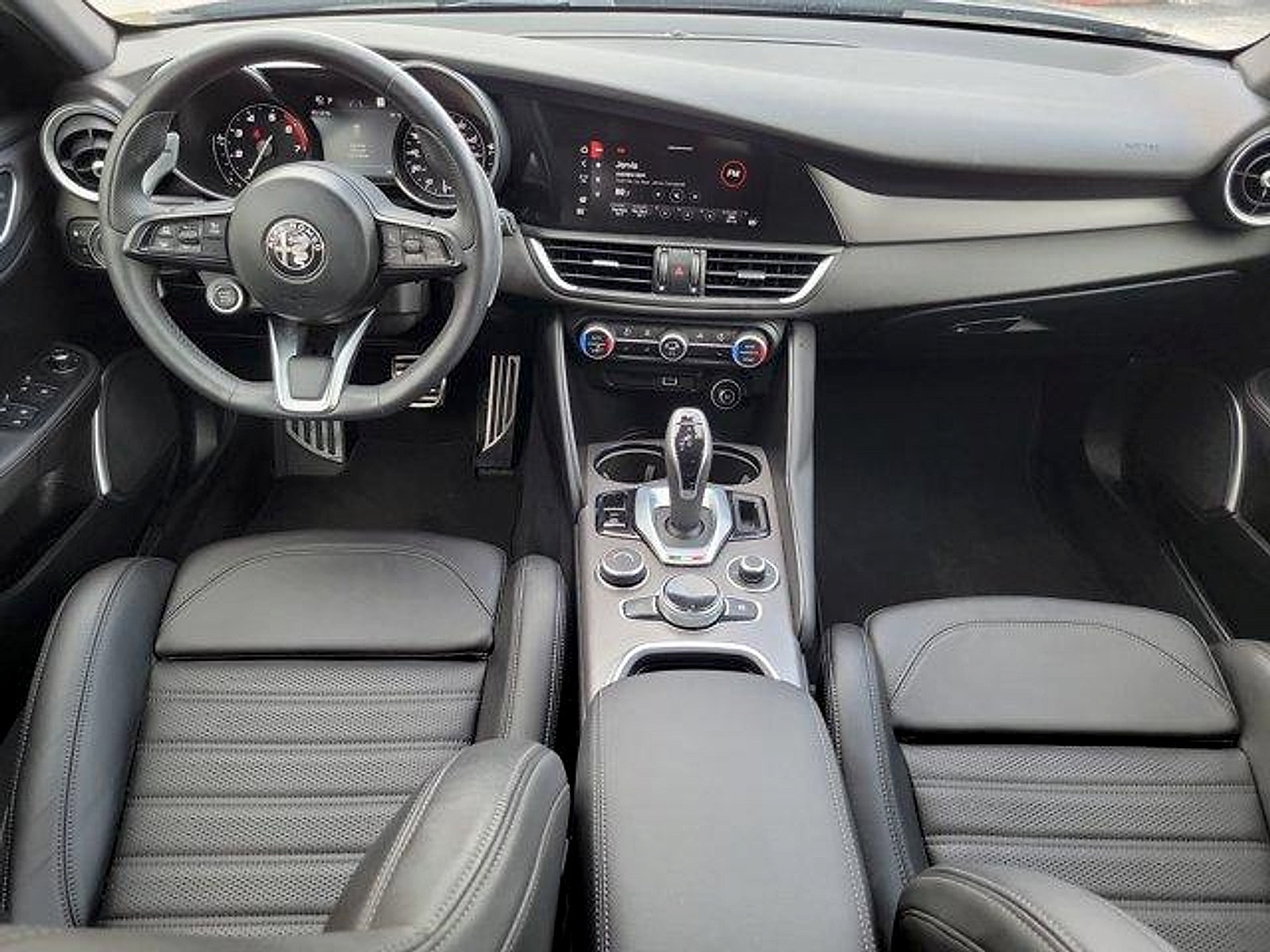 Used 2022 Alfa Romeo Giulia Veloce RWD image 16