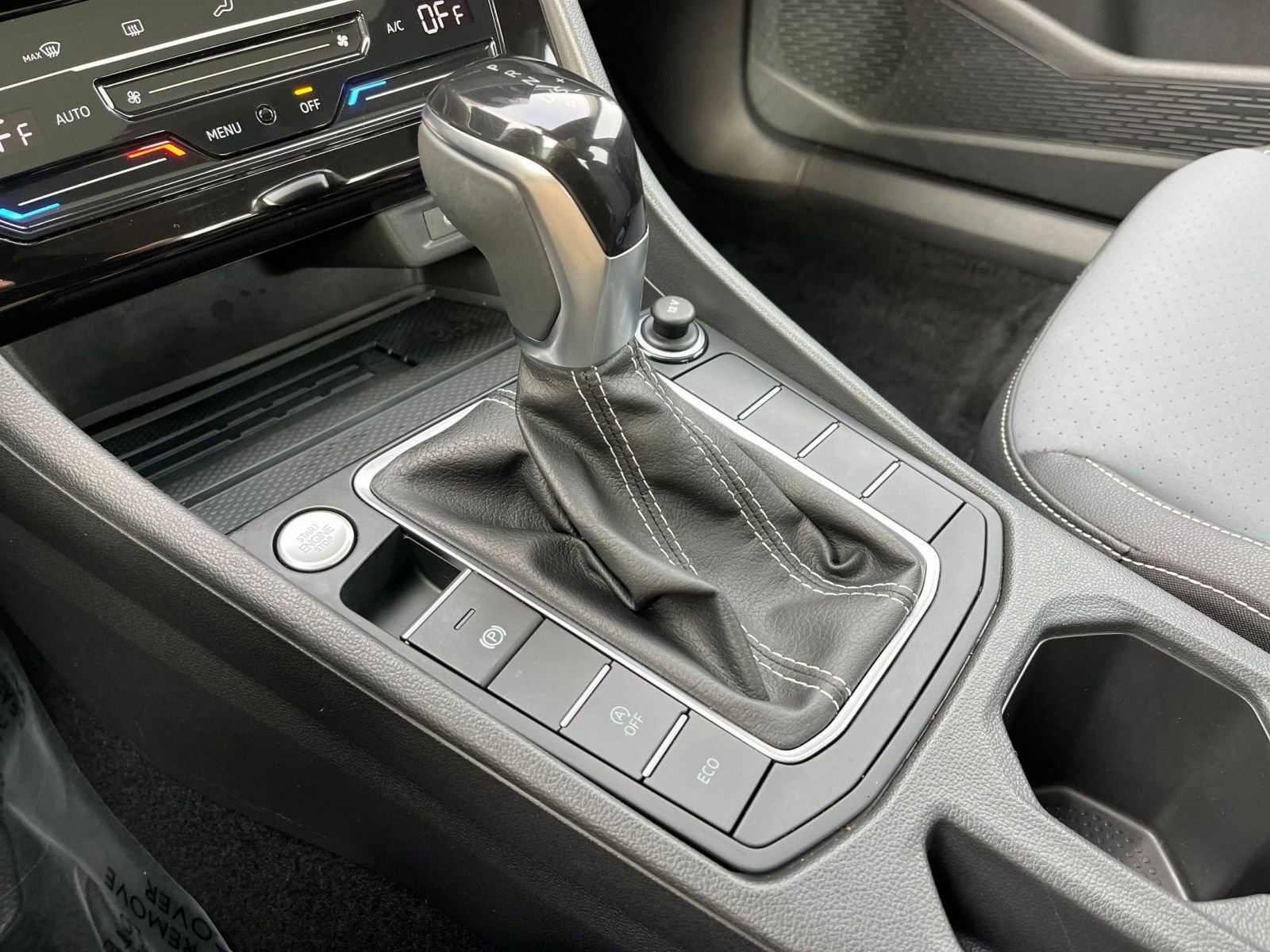 Used 2025 Volkswagen Jetta SE image 40